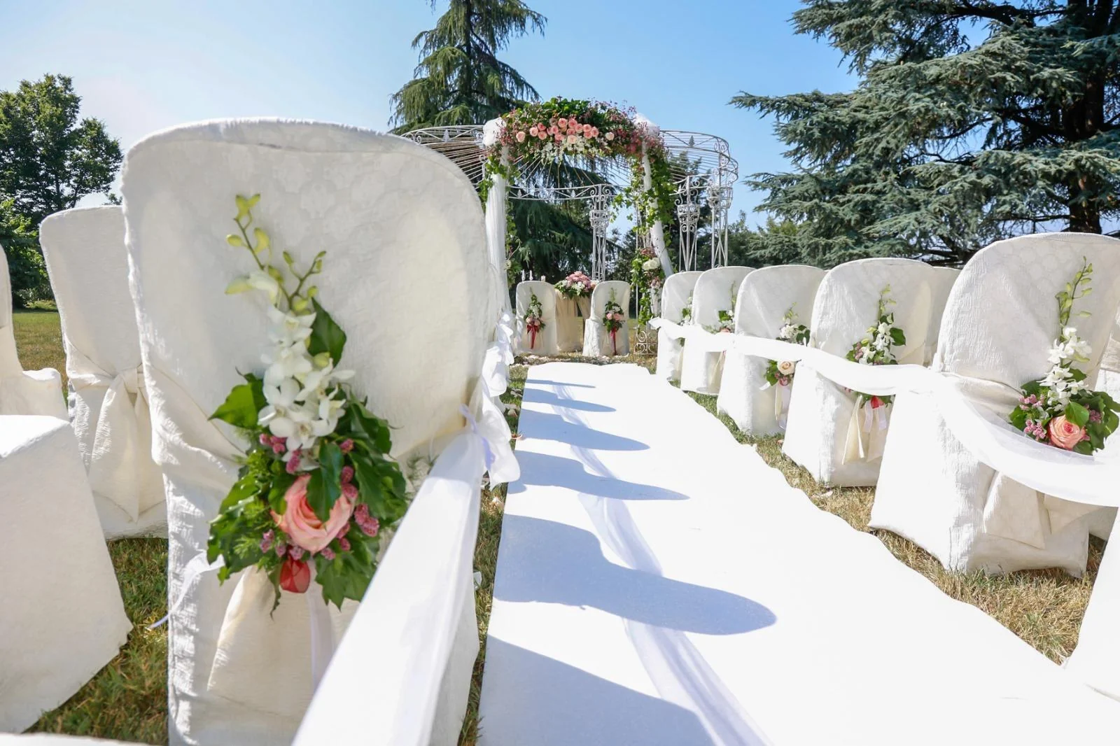 Cerimonia all’aperto con dettagli floreali