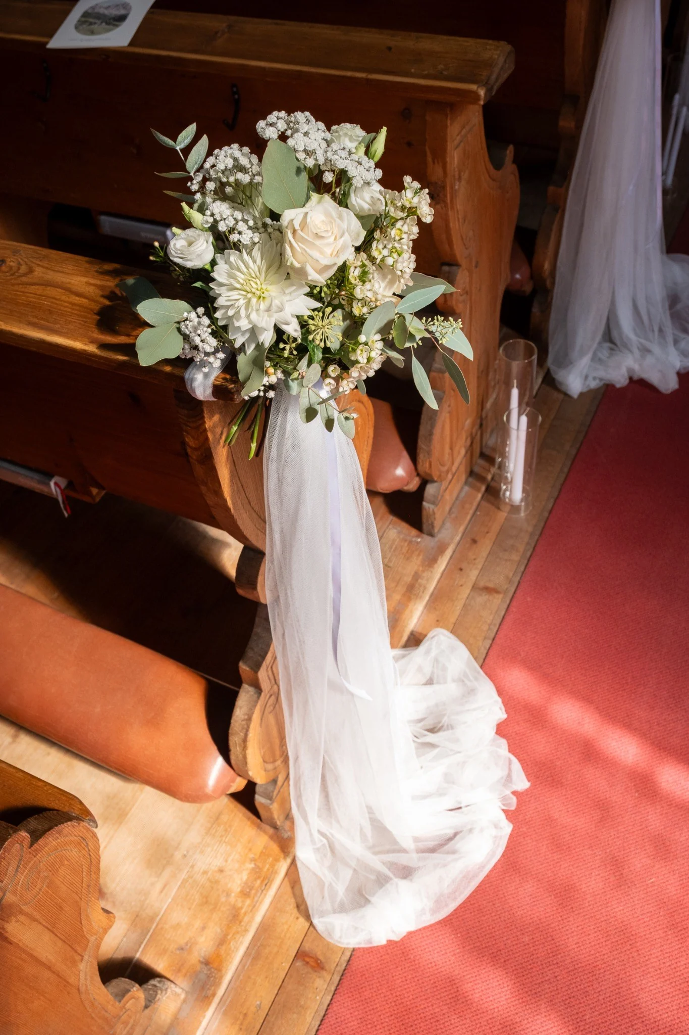 Composizione floreale sui banchi della chiesa
