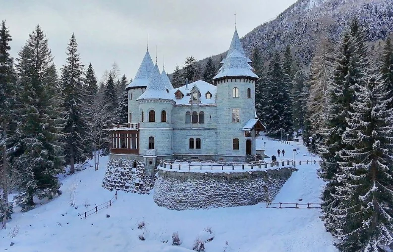 Castello italiano innevato in inverno