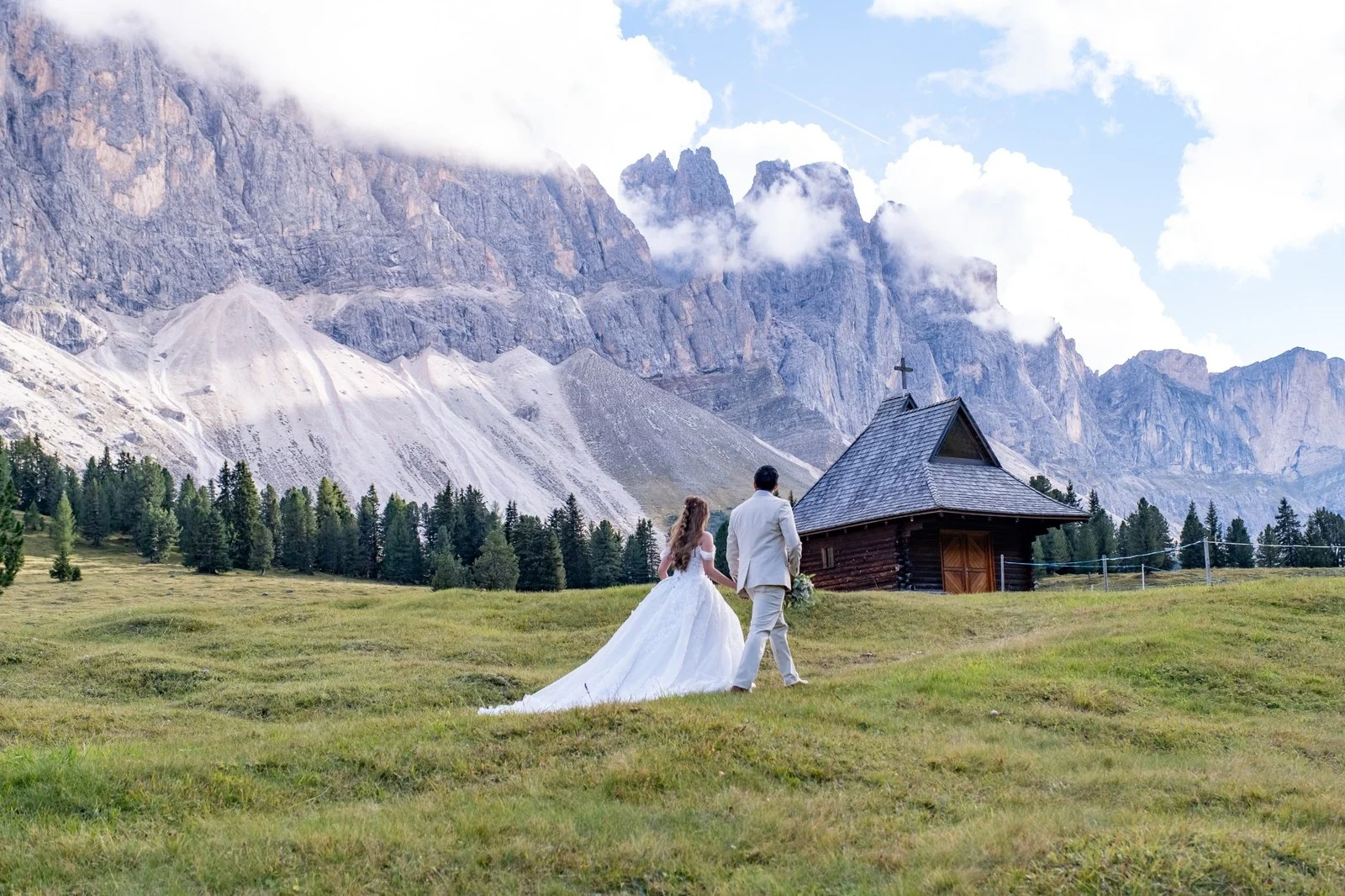 Sposi e cappella nel paesaggio delle Dolomiti