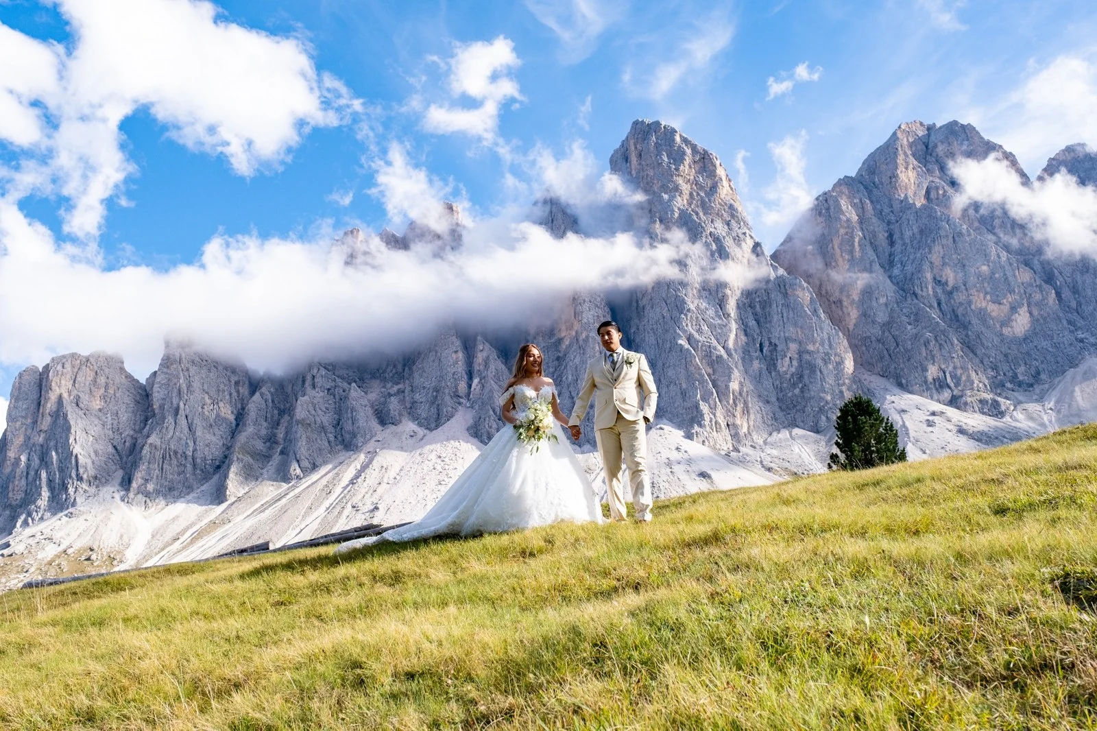 Sposi nelle Dolomiti con le montagne sullo sfondo