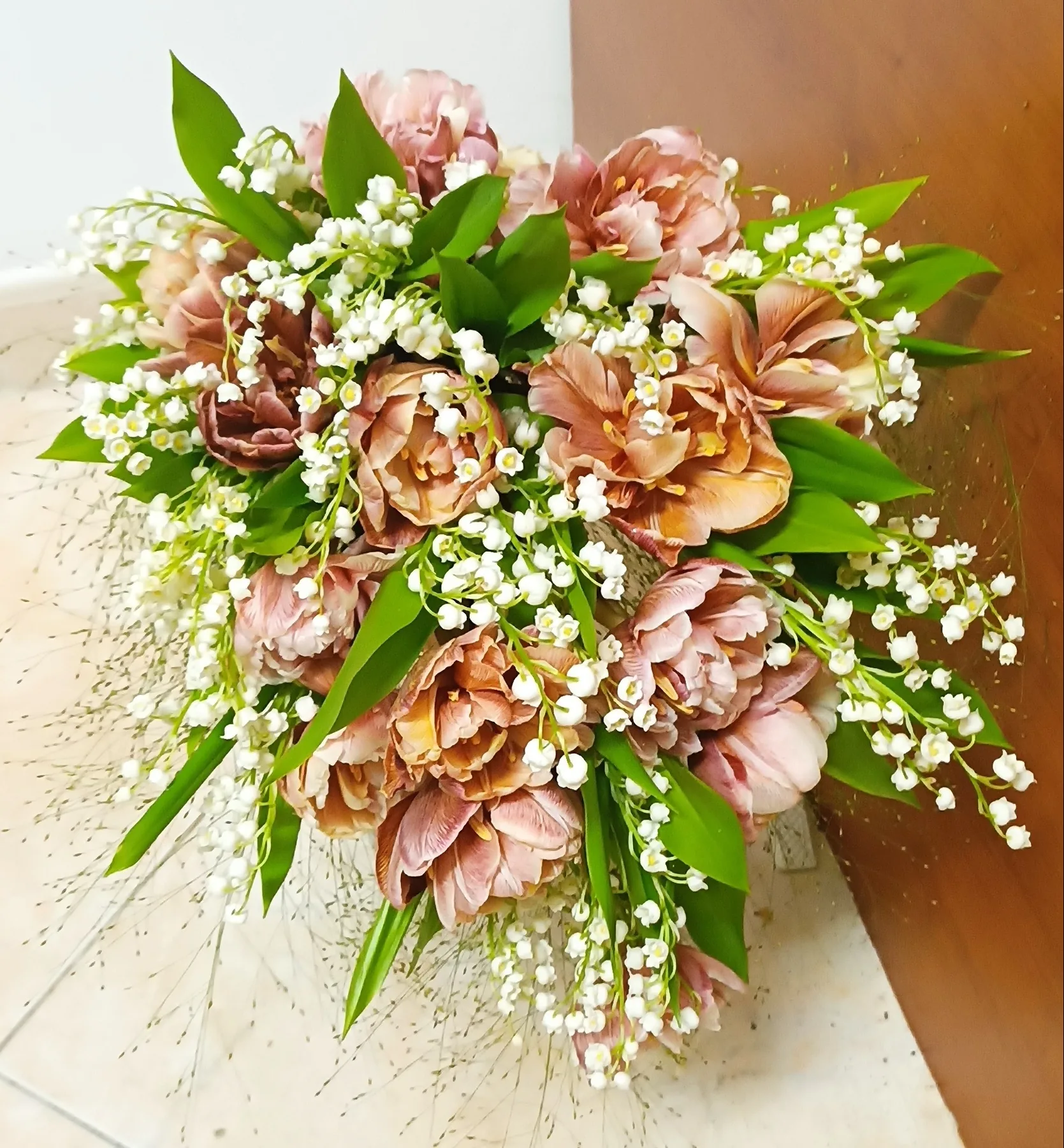 Bouquet dai toni rosa con tulipani e mughetto