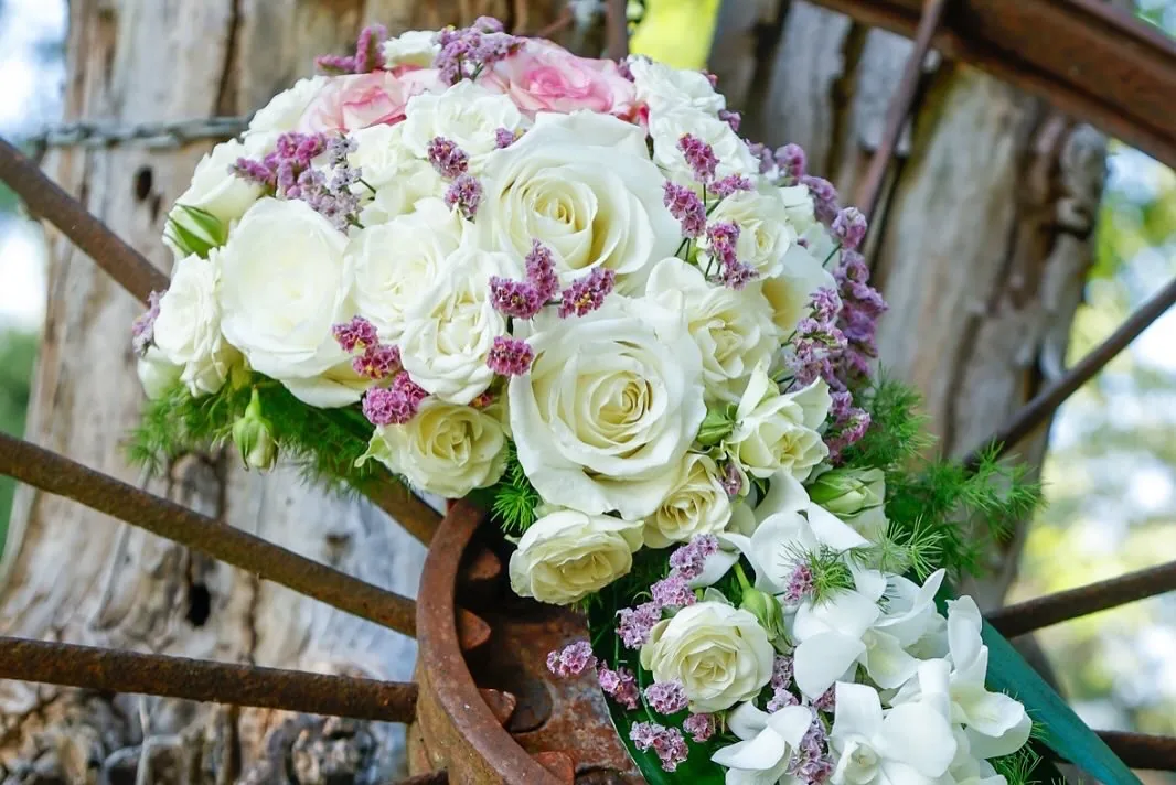 Bouquet di rose bianche e piccoli fiori rosa