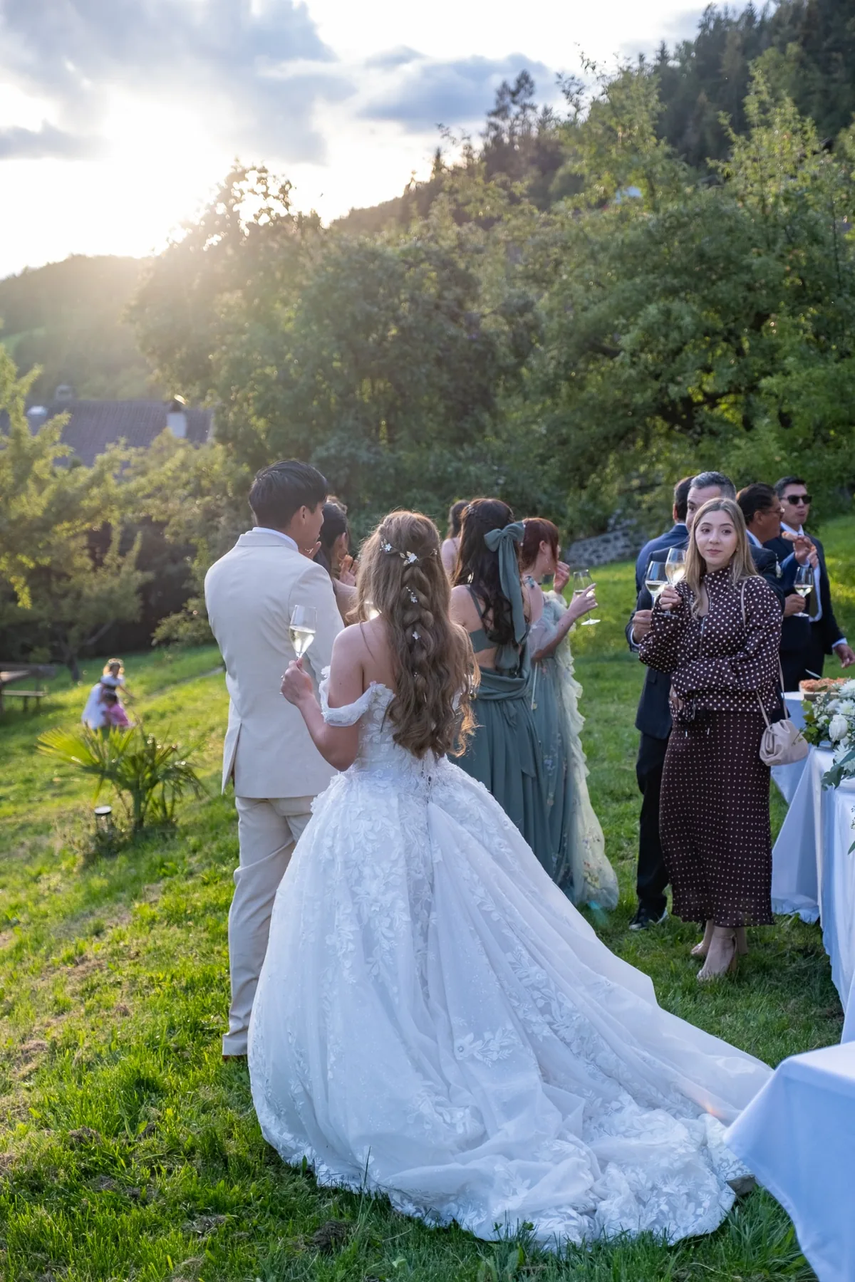 La sposa durante l’aperitivo all’aperto