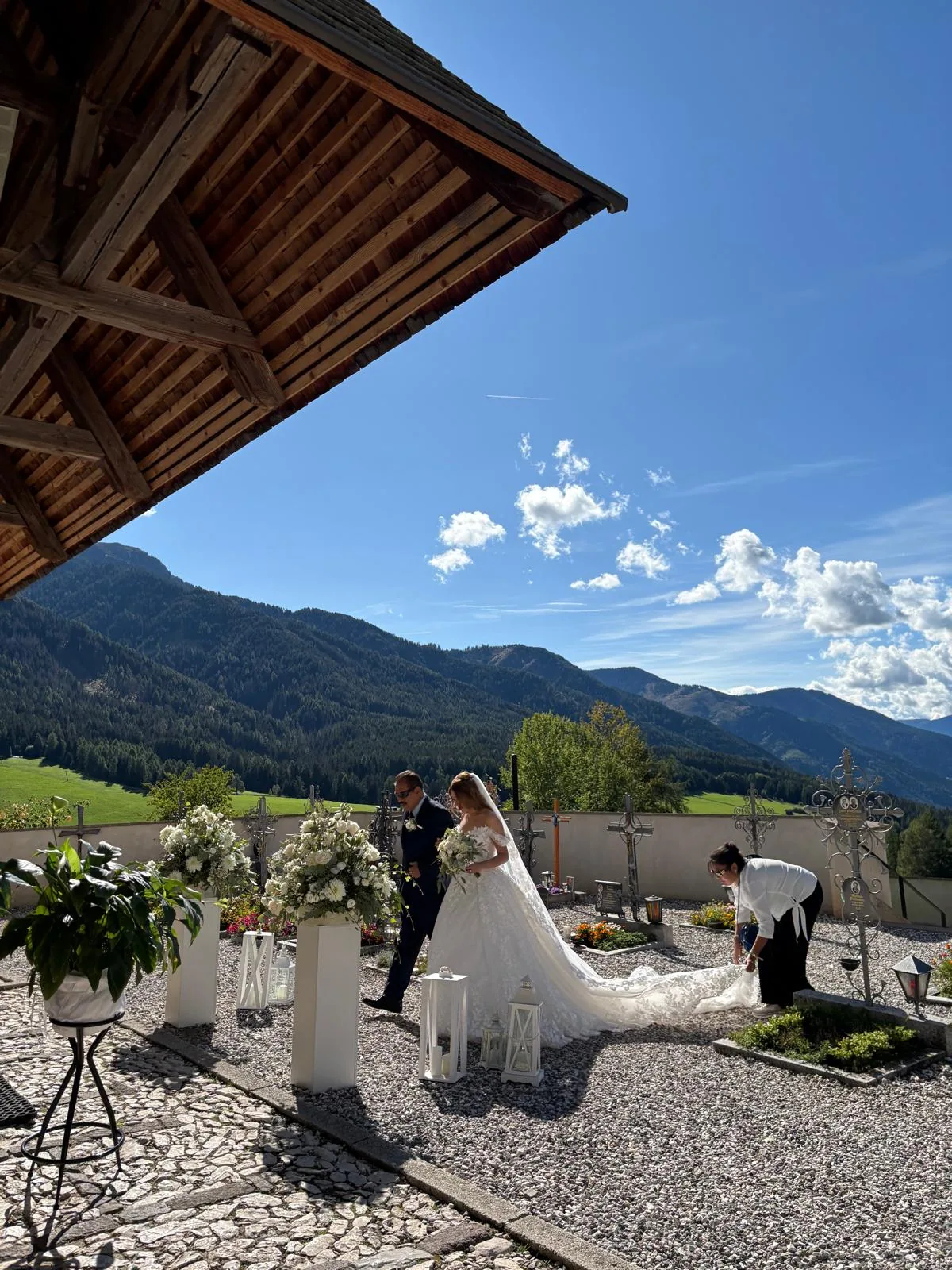 Preparativi della sposa all’esterno della chiesa