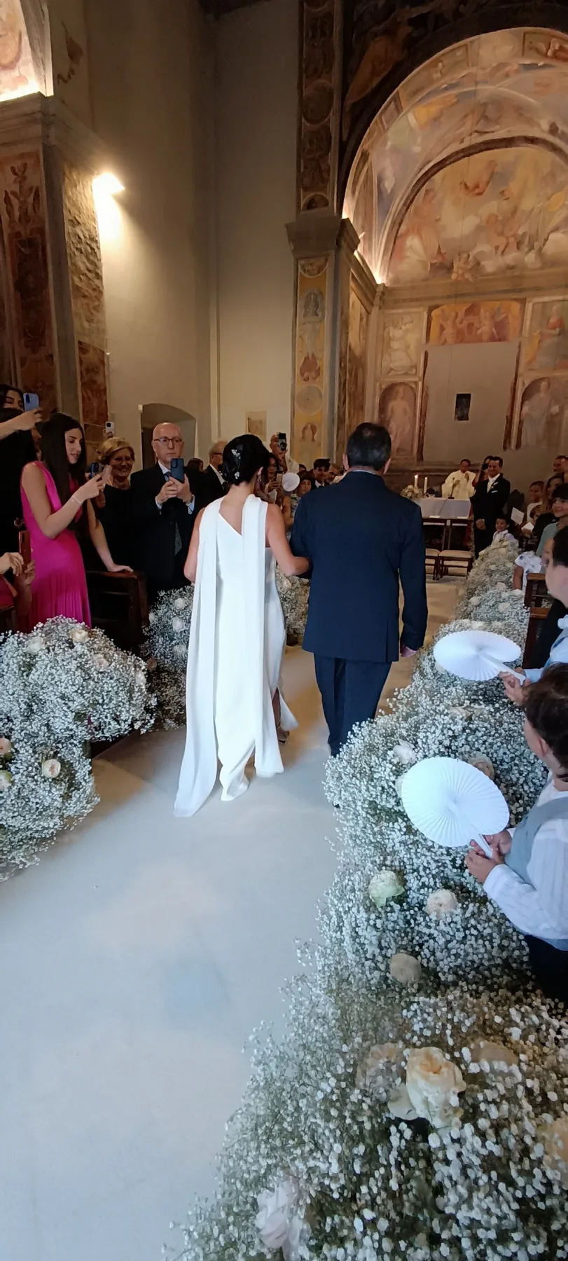 Ingresso della sposa tra composizioni di gypsophila