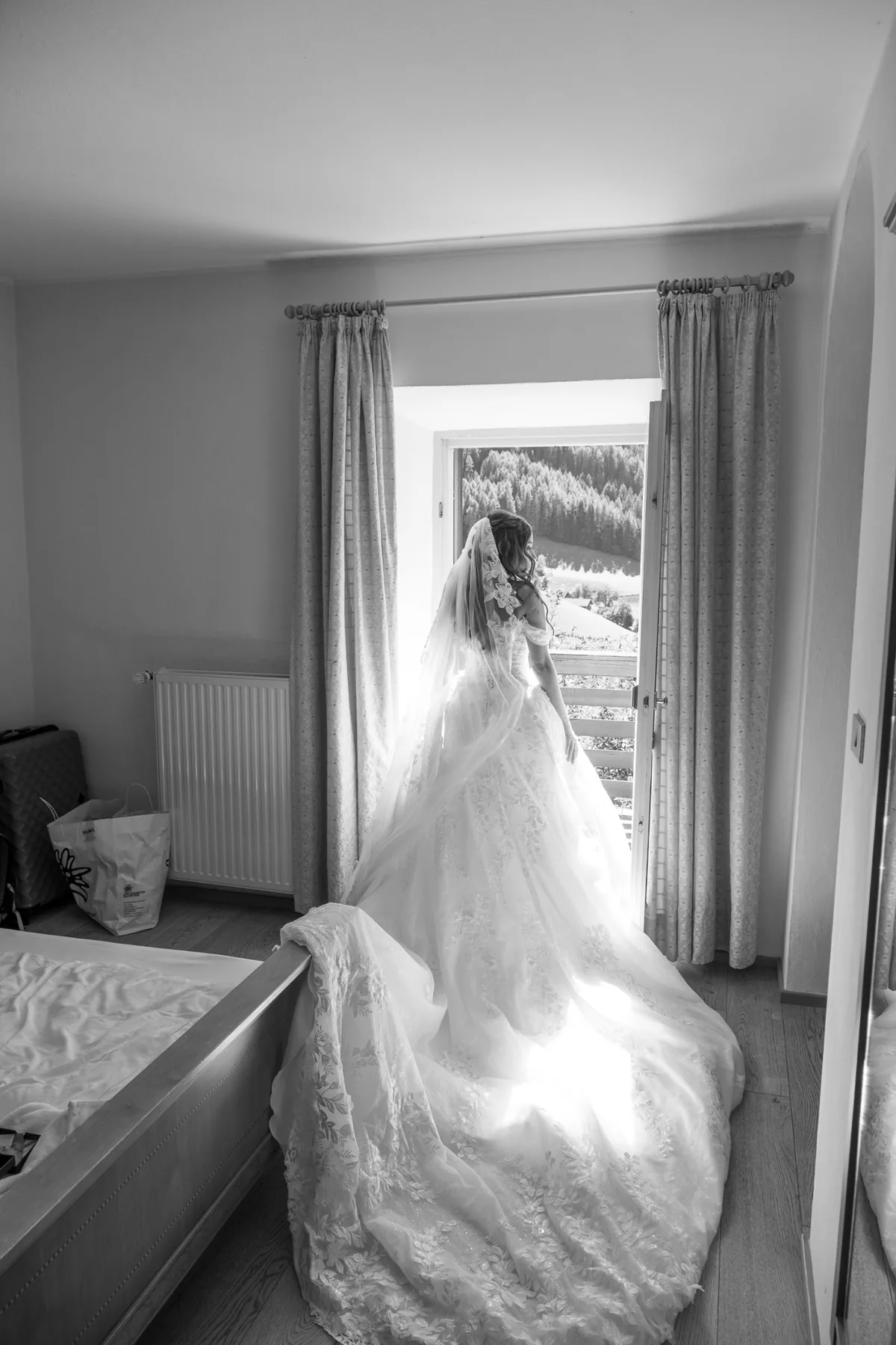 Sposa alla finestra prima della cerimonia