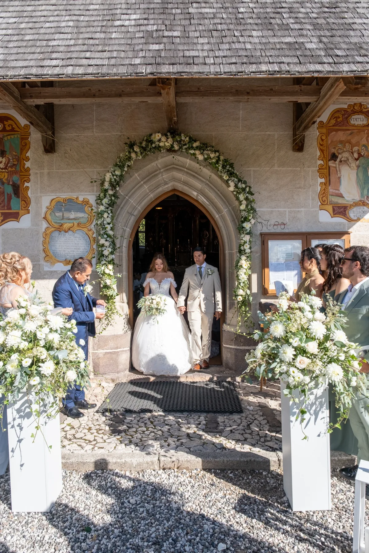 Gli sposi all’uscita della chiesa