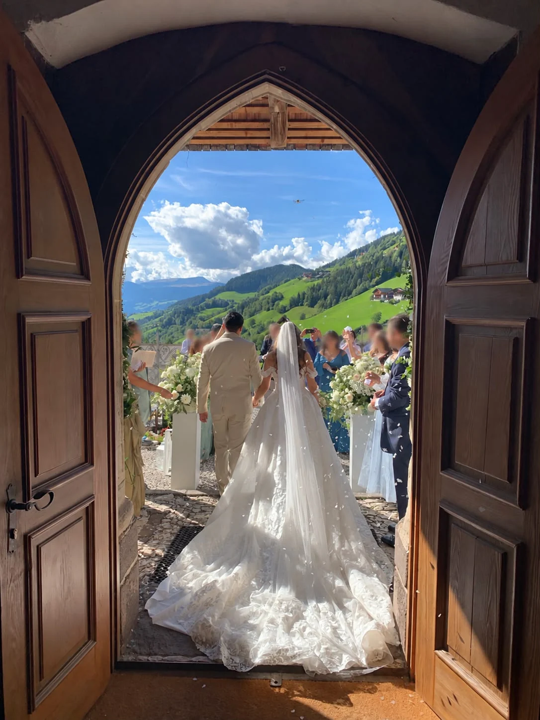 Sposi all'uscita dalla chiesa in Italia