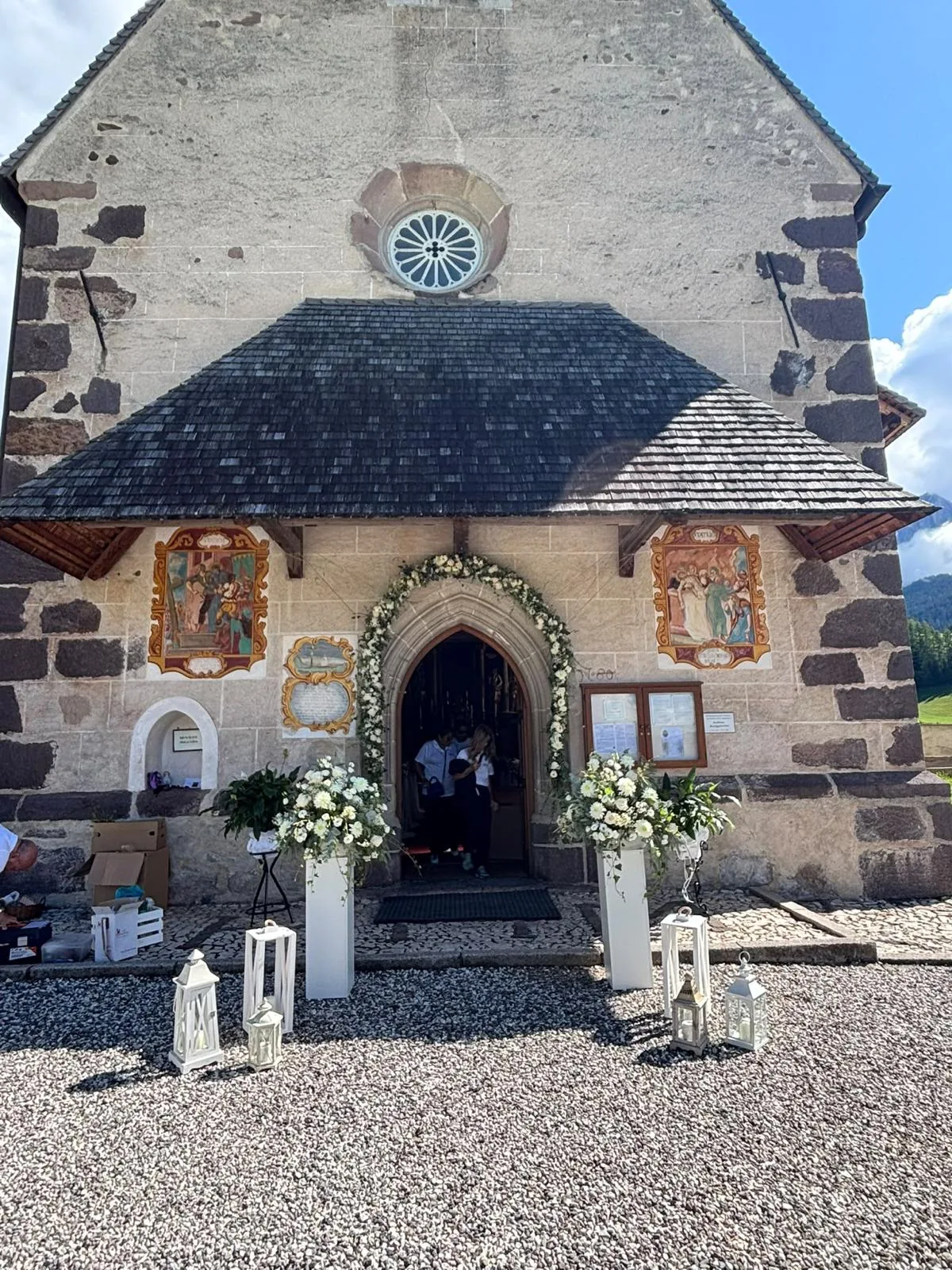 Ingresso della chiesa decorato con fiori e lanterne