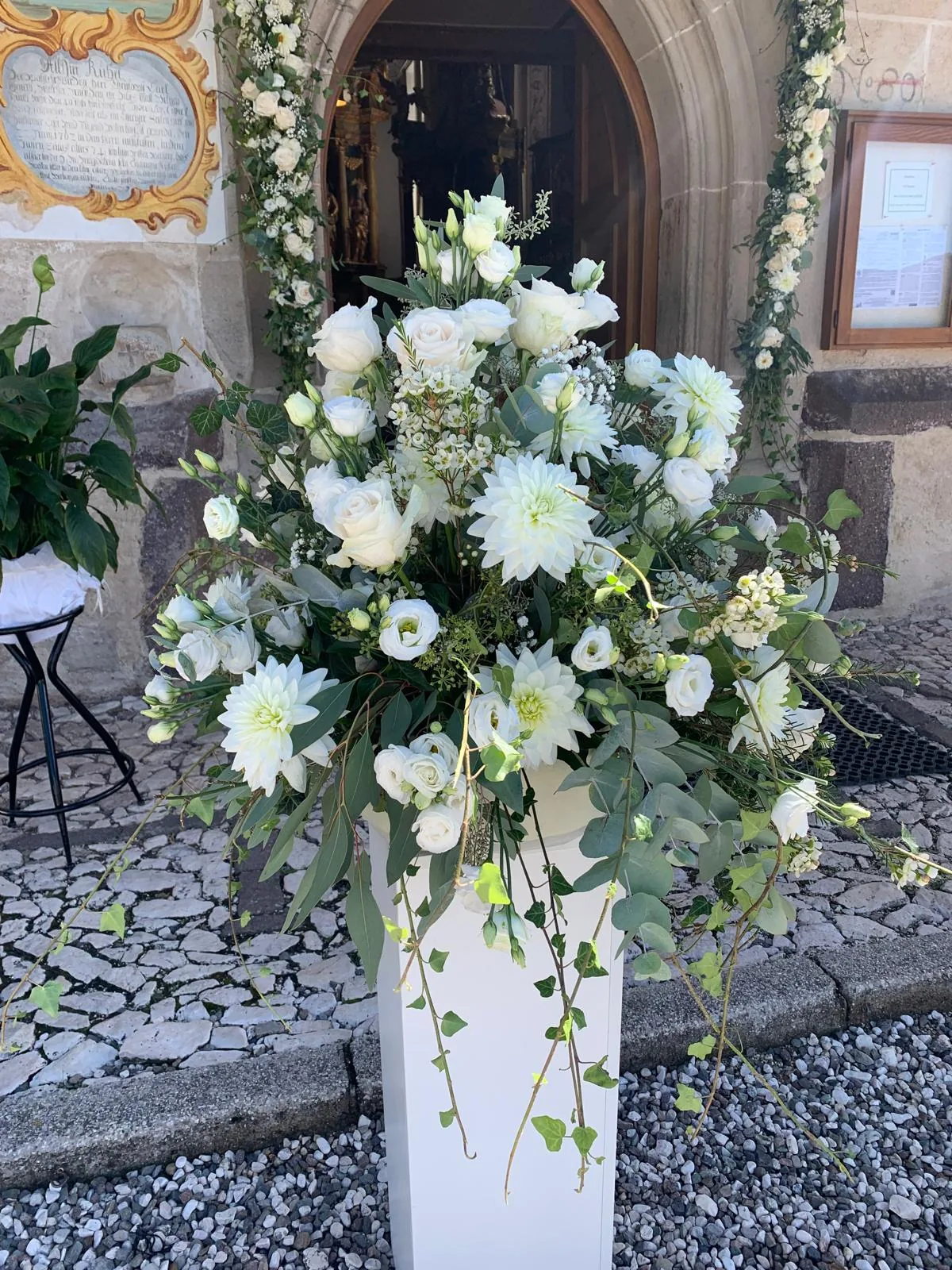 Composizione floreale bianca all’ingresso della chiesa