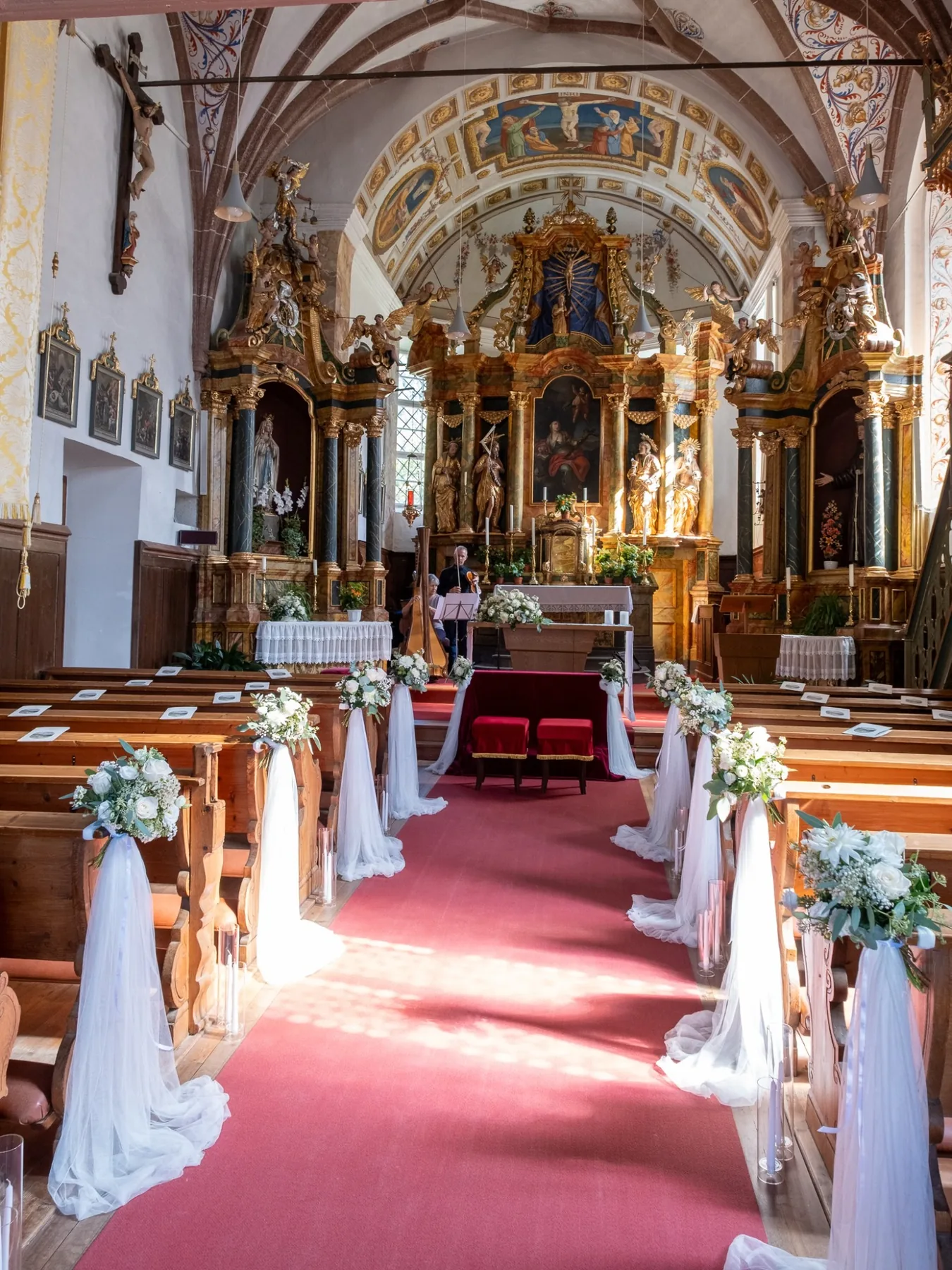 Chiesa pronta per accogliere gli sposi