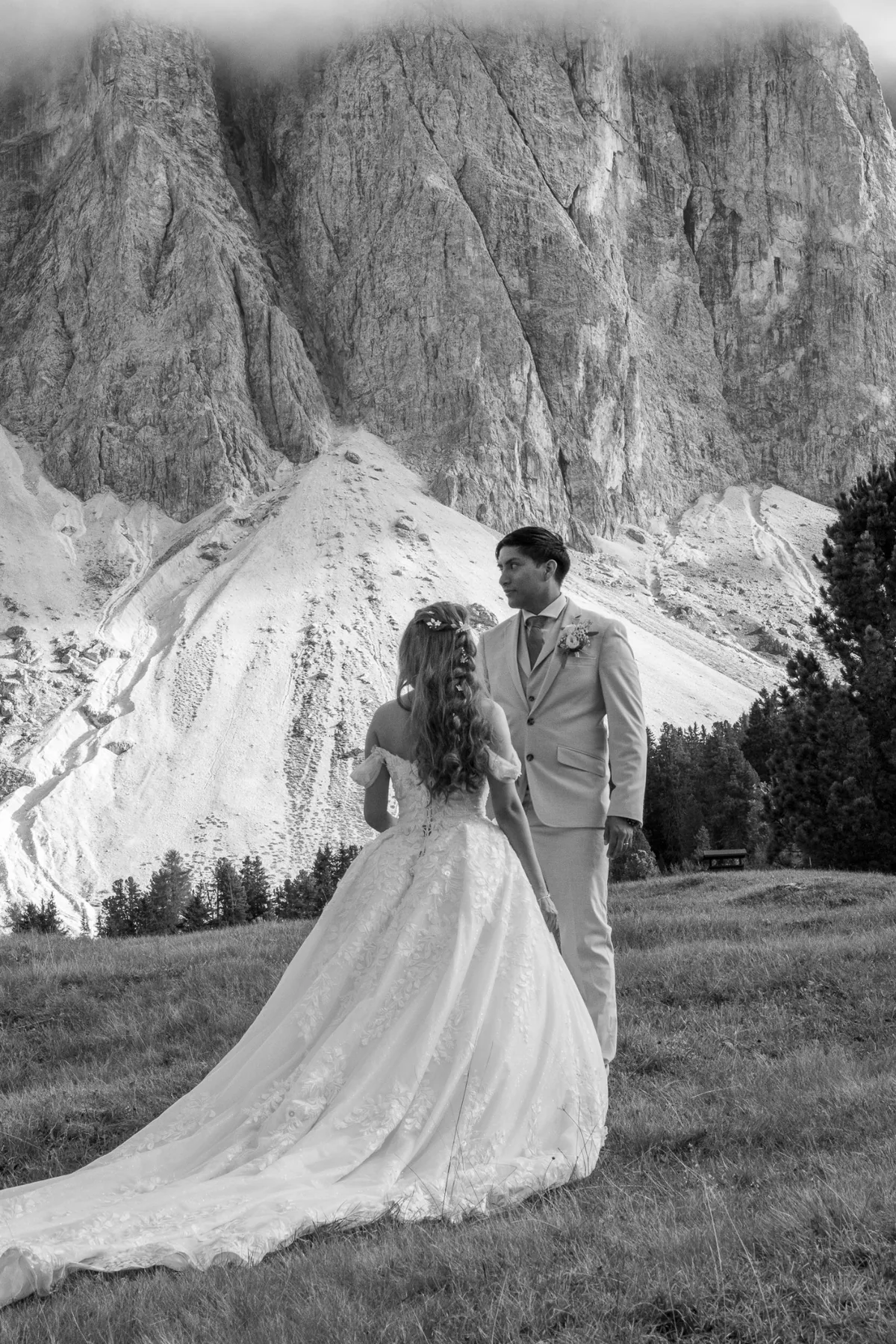 Sposi in bianco e nero davanti alle pareti delle Dolomiti