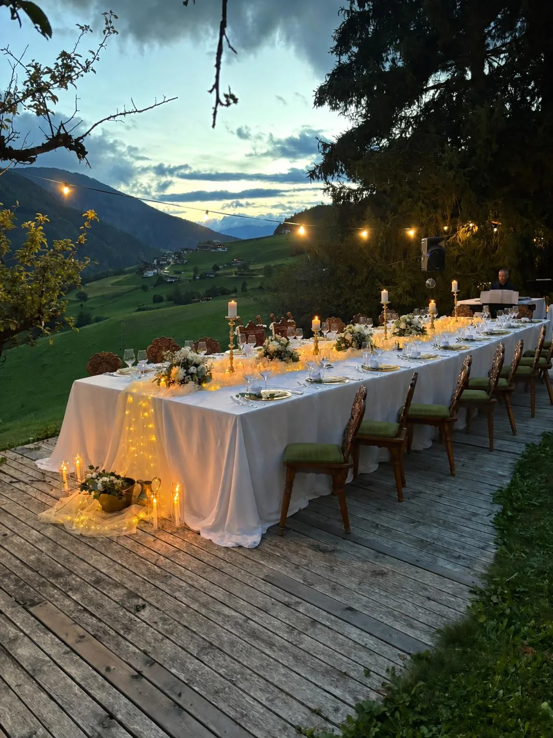 Cena di nozze al crepuscolo con vista sulle montagne
