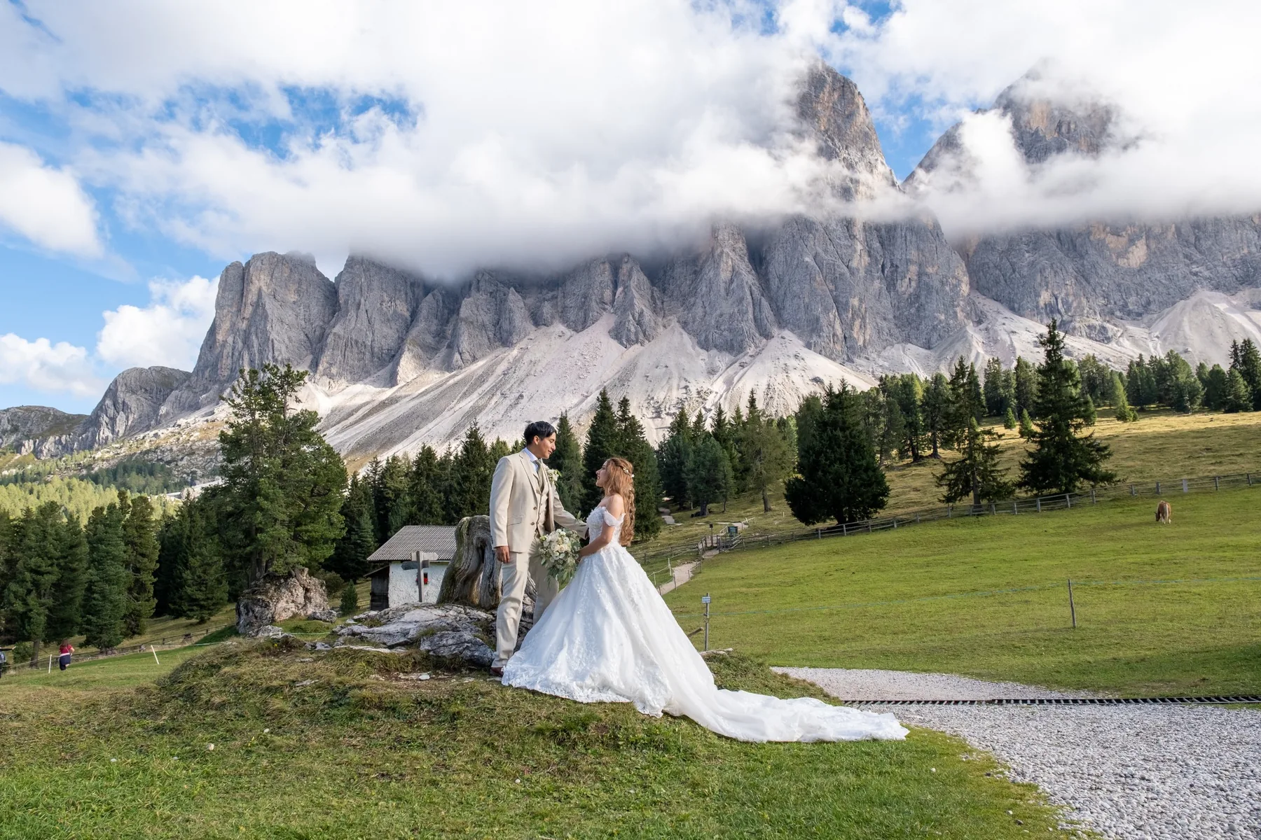 Sposi immersi nel paesaggio delle Dolomiti