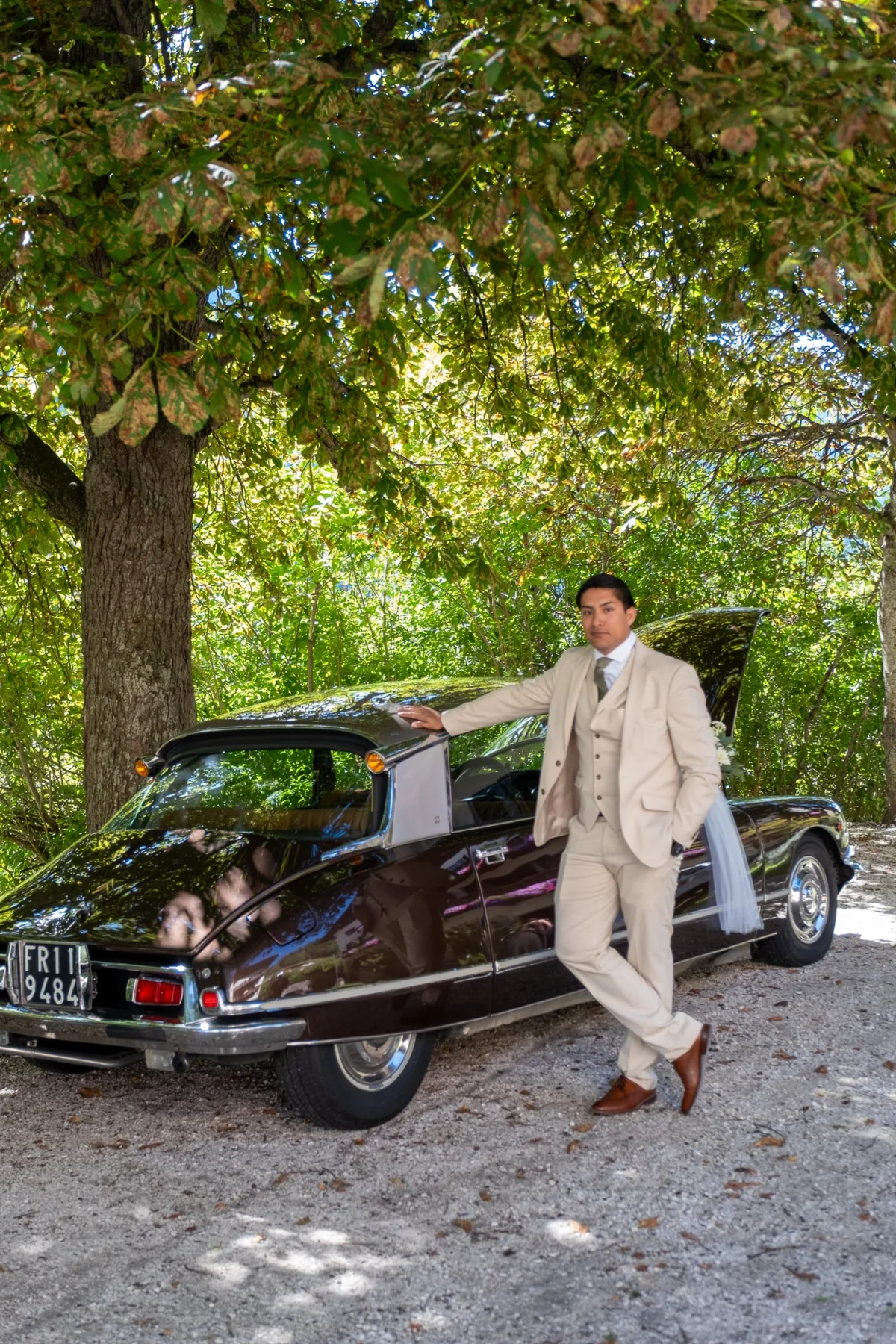Lo sposo accanto all’auto d’epoca