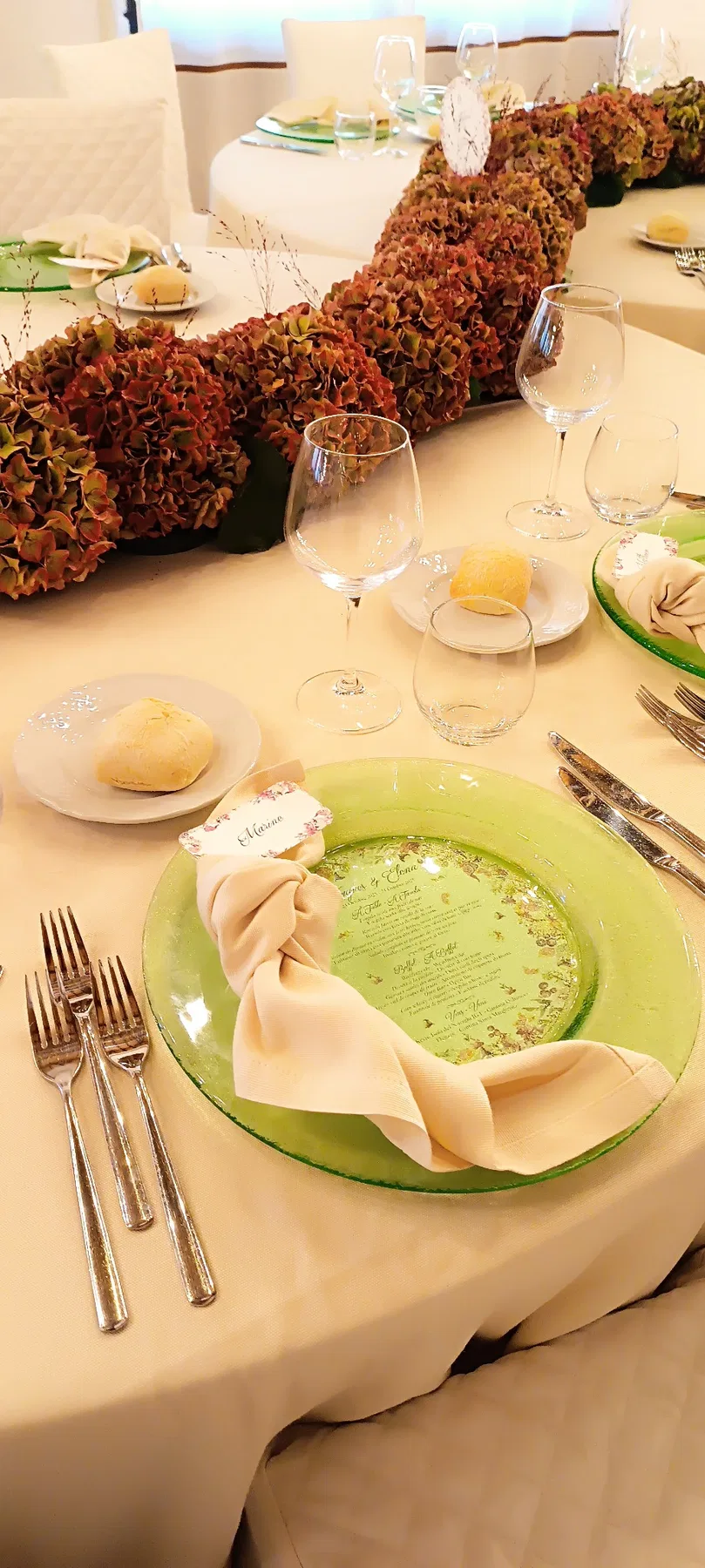 Dettaglio posto tavola con piatto verde