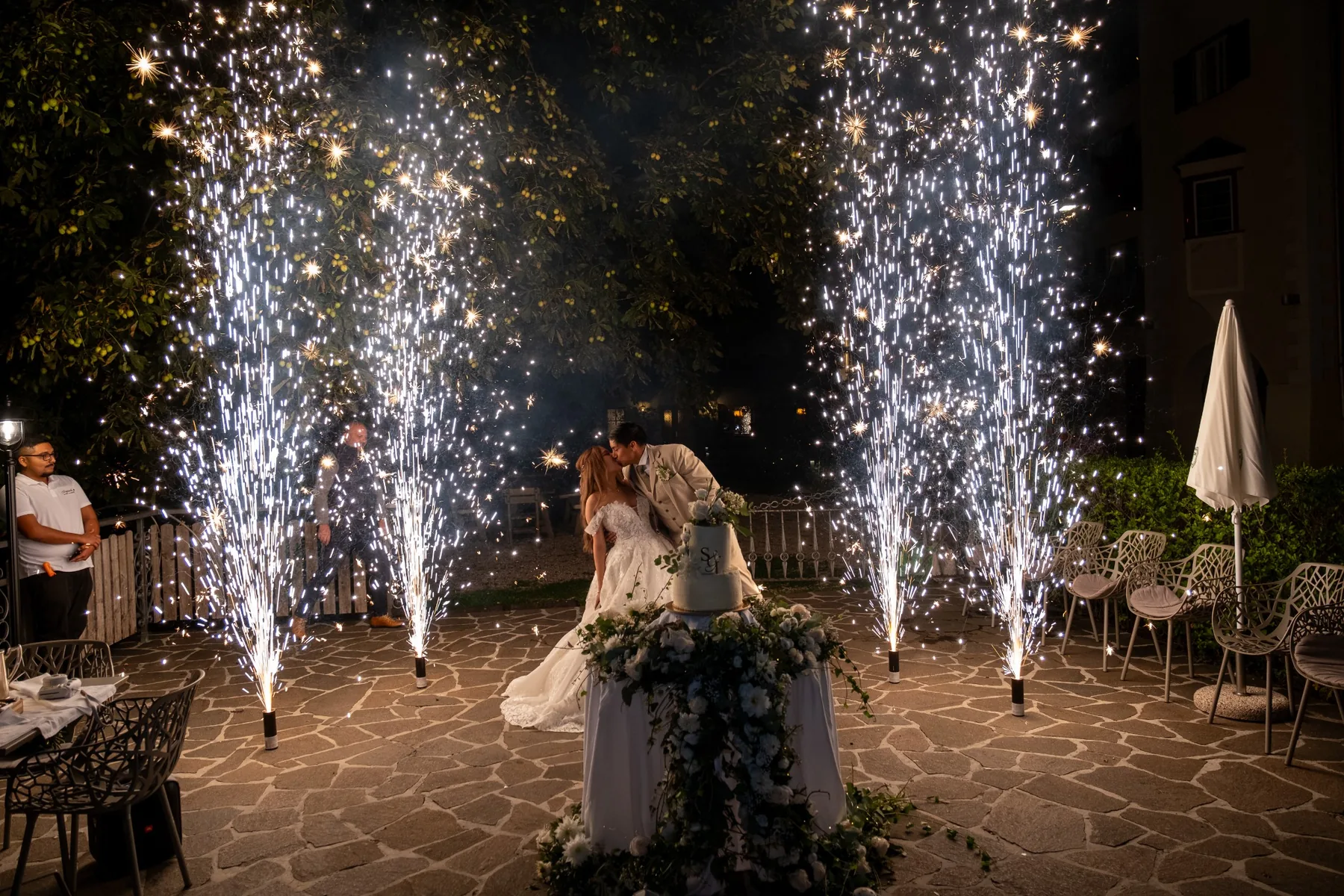 Sposi tra fontane luminose durante il ricevimento