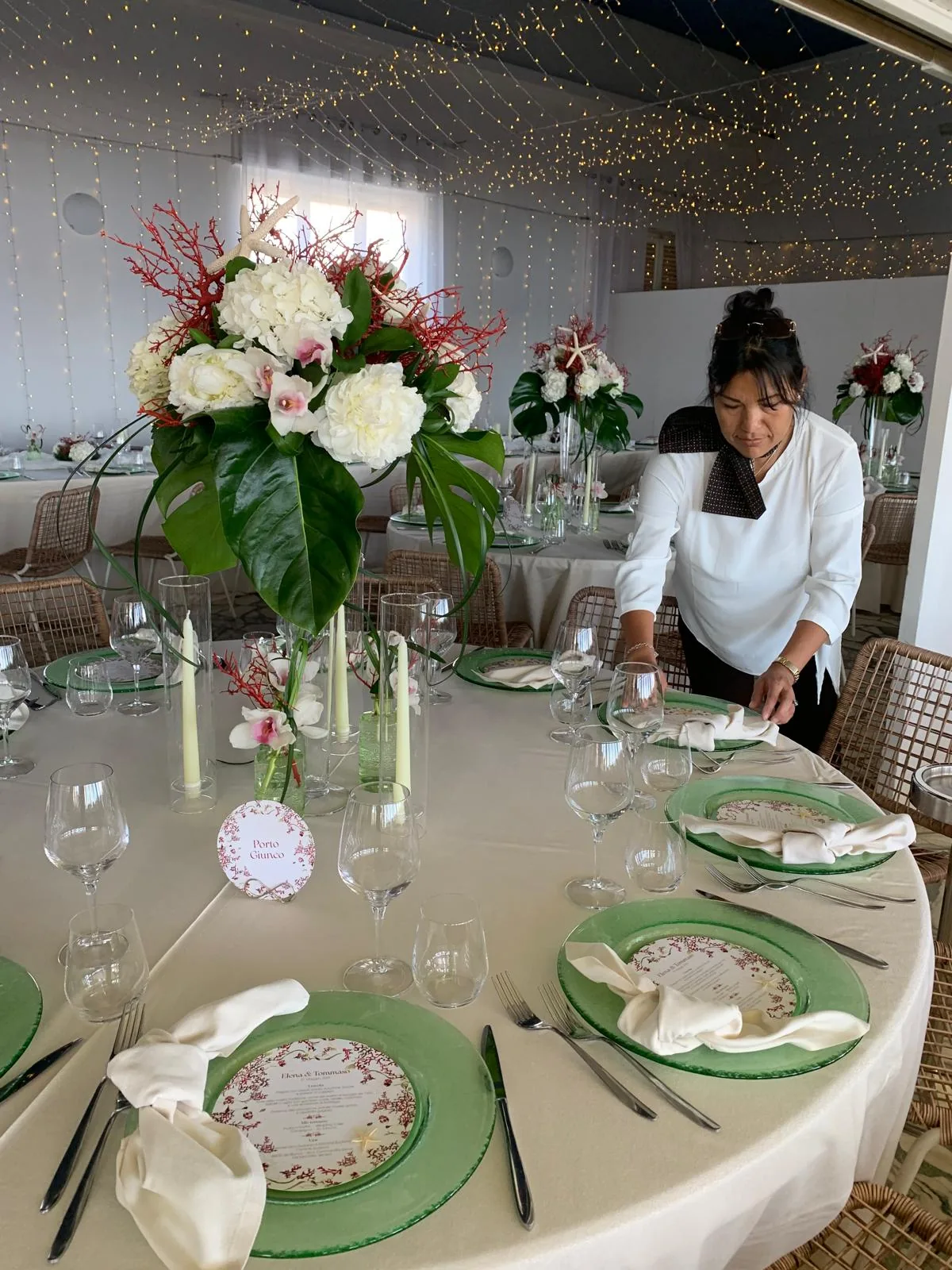 Allestimento tavola verde, bianco e corallo