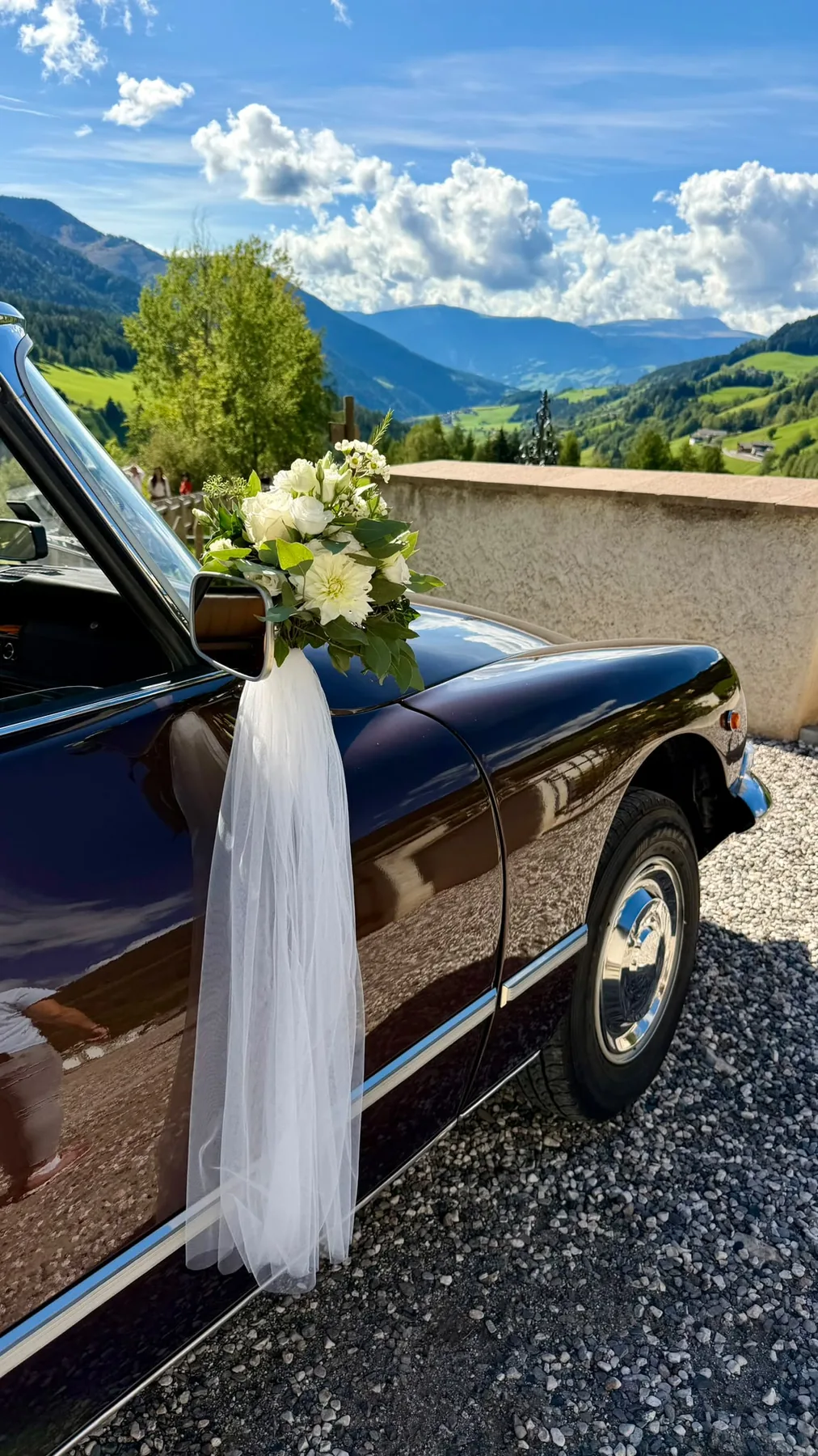 Dettaglio floreale sull’auto d’epoca