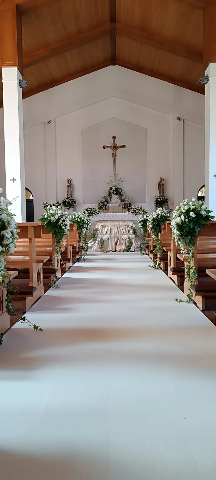 Navata bianca con allestimento floreale