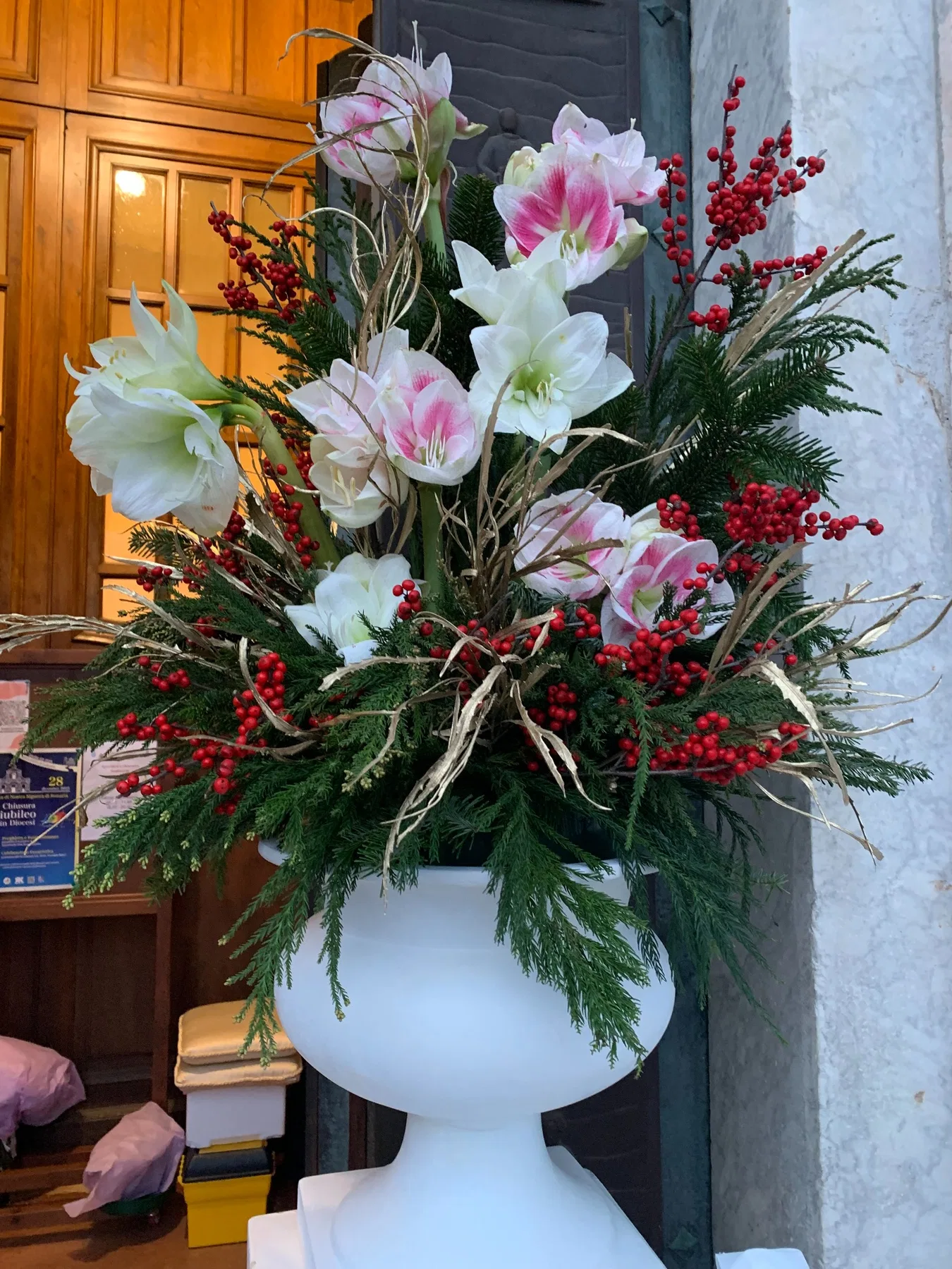 Composizione floreale invernale per una chiesa