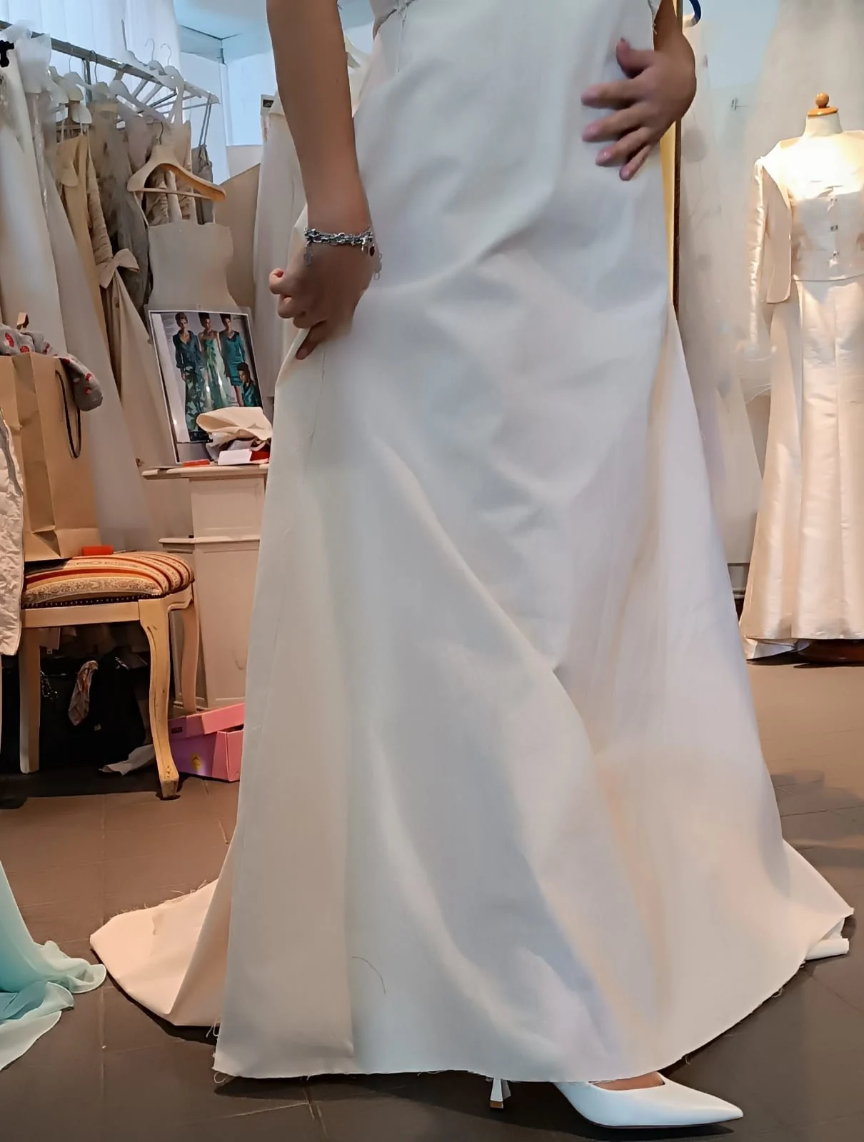 Dettaglio della prova e lavorazione di un abito da sposa