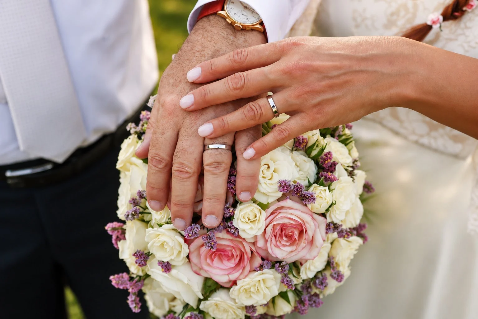 Fedi nuziali e bouquet, dettaglio di matrimonio