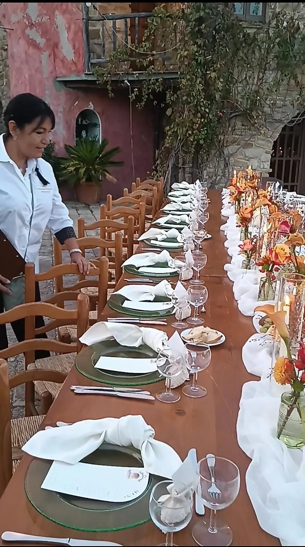 Dettaglio di una tavola allestita all’aperto