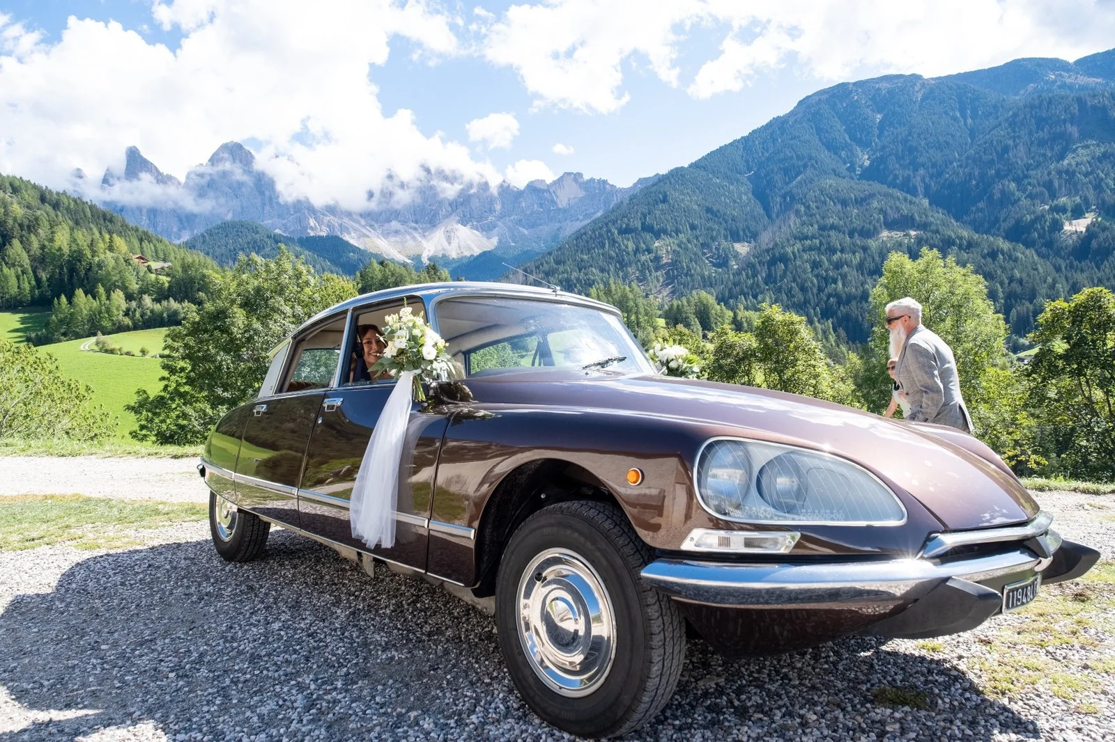 Auto d’epoca decorata con le Dolomiti sullo sfondo
